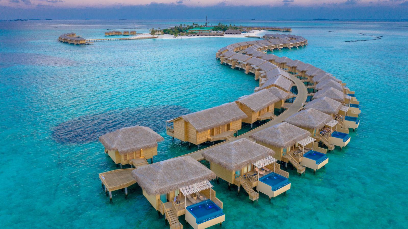 Best Time to Visit the Maldives: Dry Season, Manta Season and the Monsoon Discount