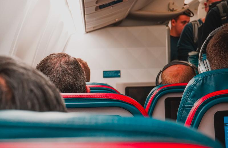What Is a Red-Eye Flight? When It Is Worth Taking, and How to Arrive Functional