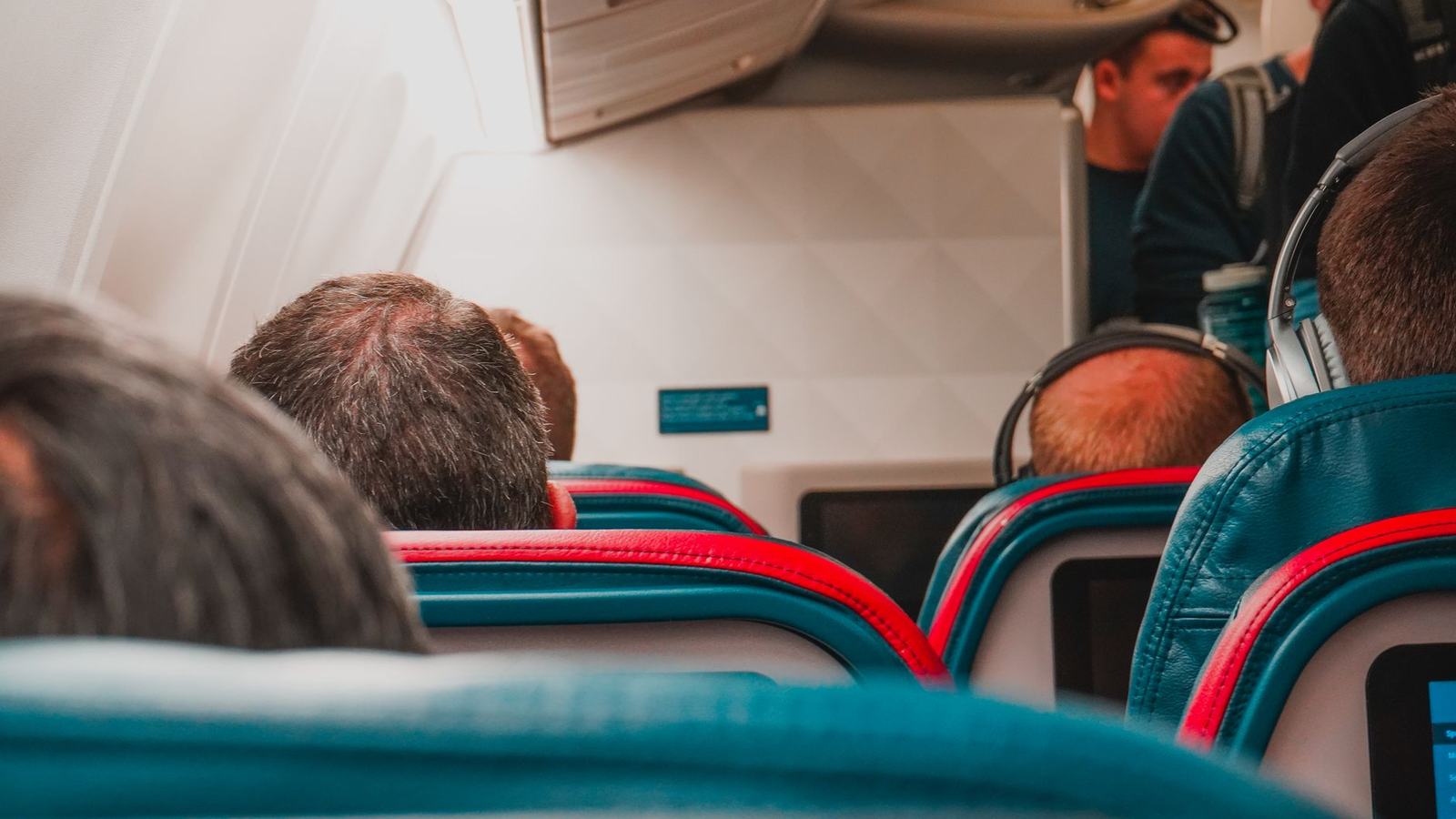 What Is a Red-Eye Flight? When It Is Worth Taking, and How to Arrive Functional